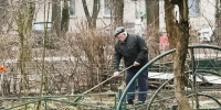 78-летний житель Балашихи приводит город в порядок после зимы - Regions.Ru