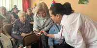 Сотрудники МФЦ Балашихи помогают пожилым гражданам освоить цифровые технологии - Regions.Ru